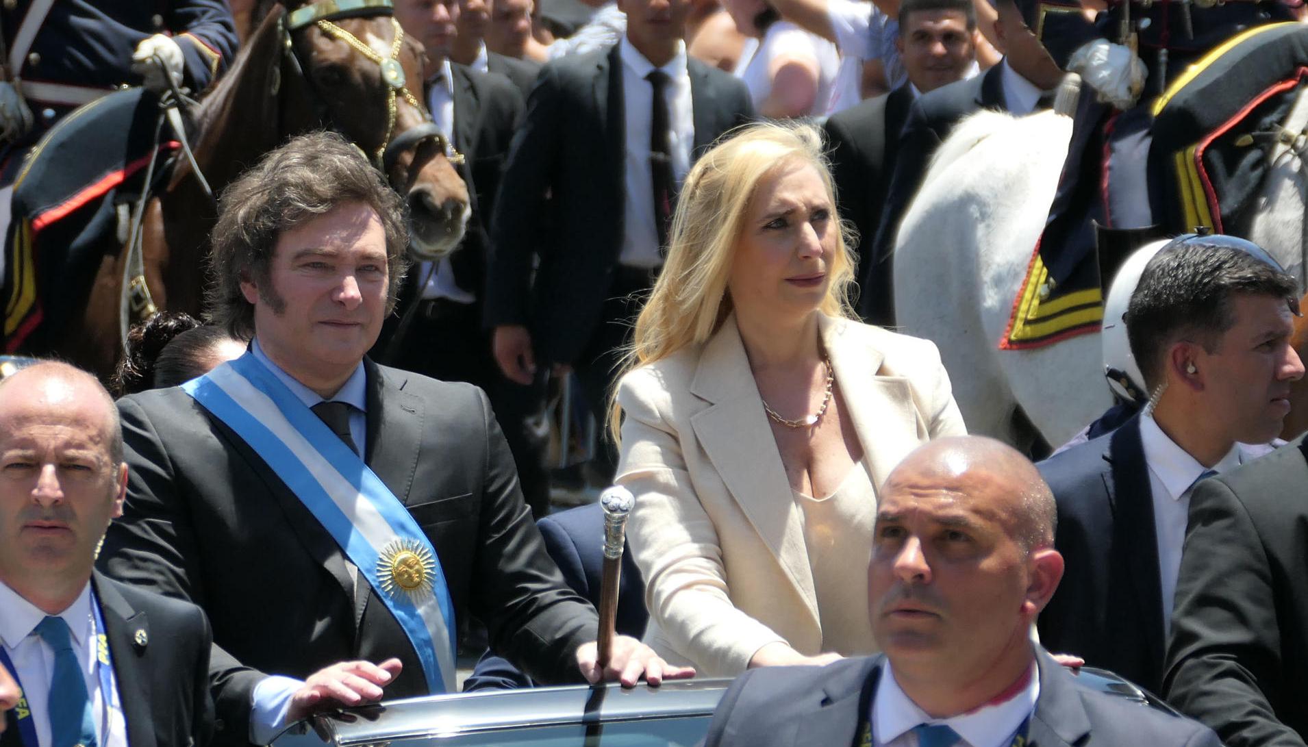 El nuevo presidente de Argentina, Javier Milei, y su hermana Karina Milei, recorren los alrededores de la Casa Rosada, luego de la posesión de este domingo