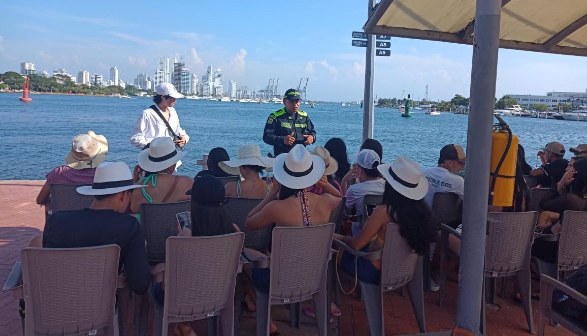 La Policía de Cartagena realiza pedagogía entre turistas para evitar abusos de operadores