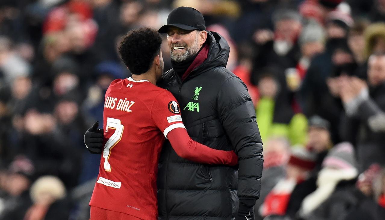 Luis Díaz celebra su gol al LASK con su entrenador Jürgen Klopp. 