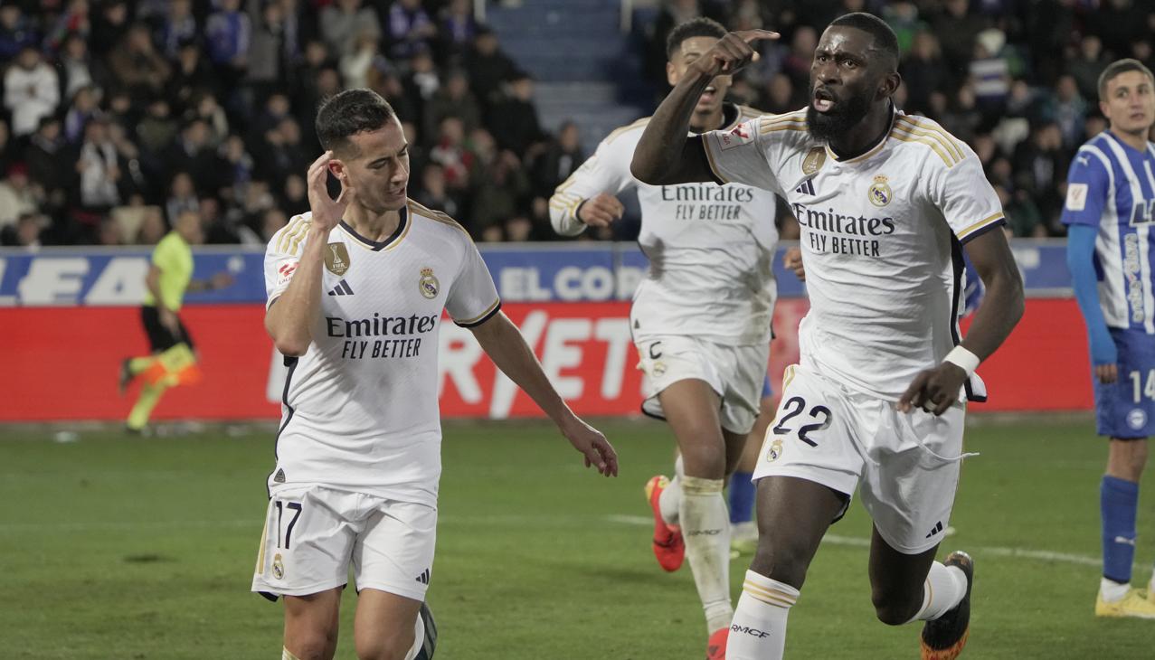 Lucas Vázquez celebra el gol que le dio el triunfo 1-0 al Real Madrid sobre Alavés. 
