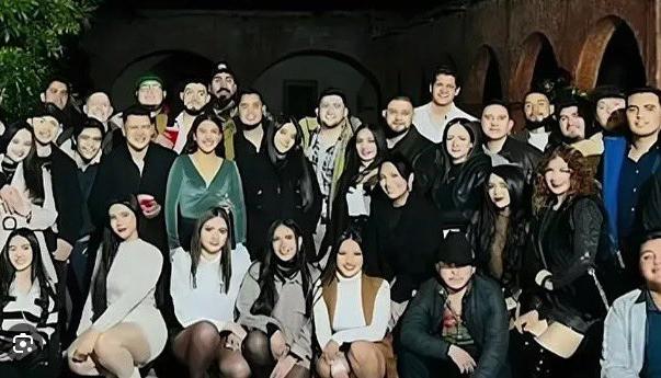 Los jóvenes que alquilaron una hacienda para la fiesta.