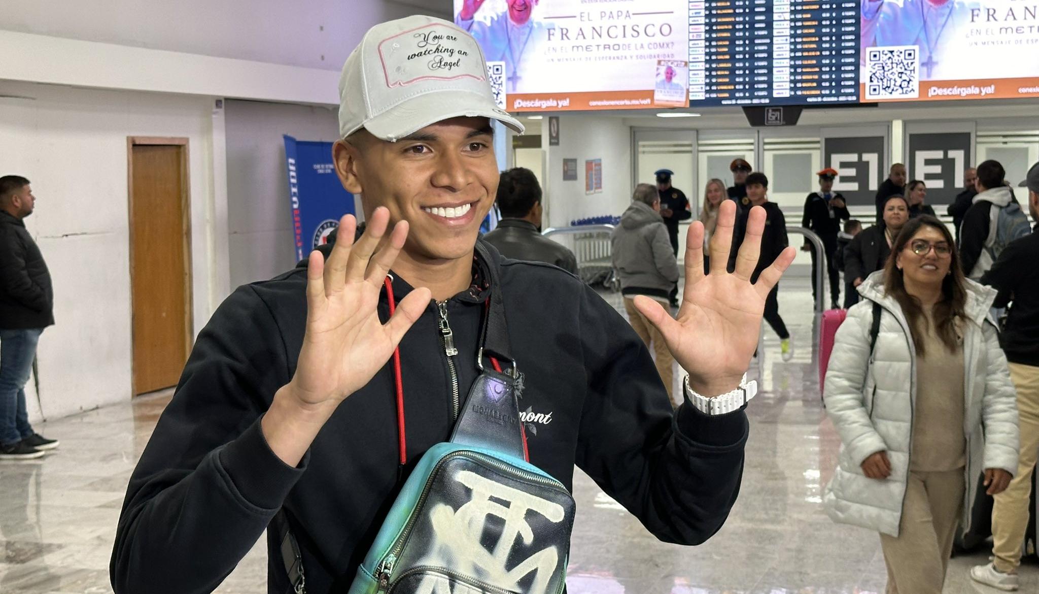 Kevin Mier a su llegada a territorio mexicano. 