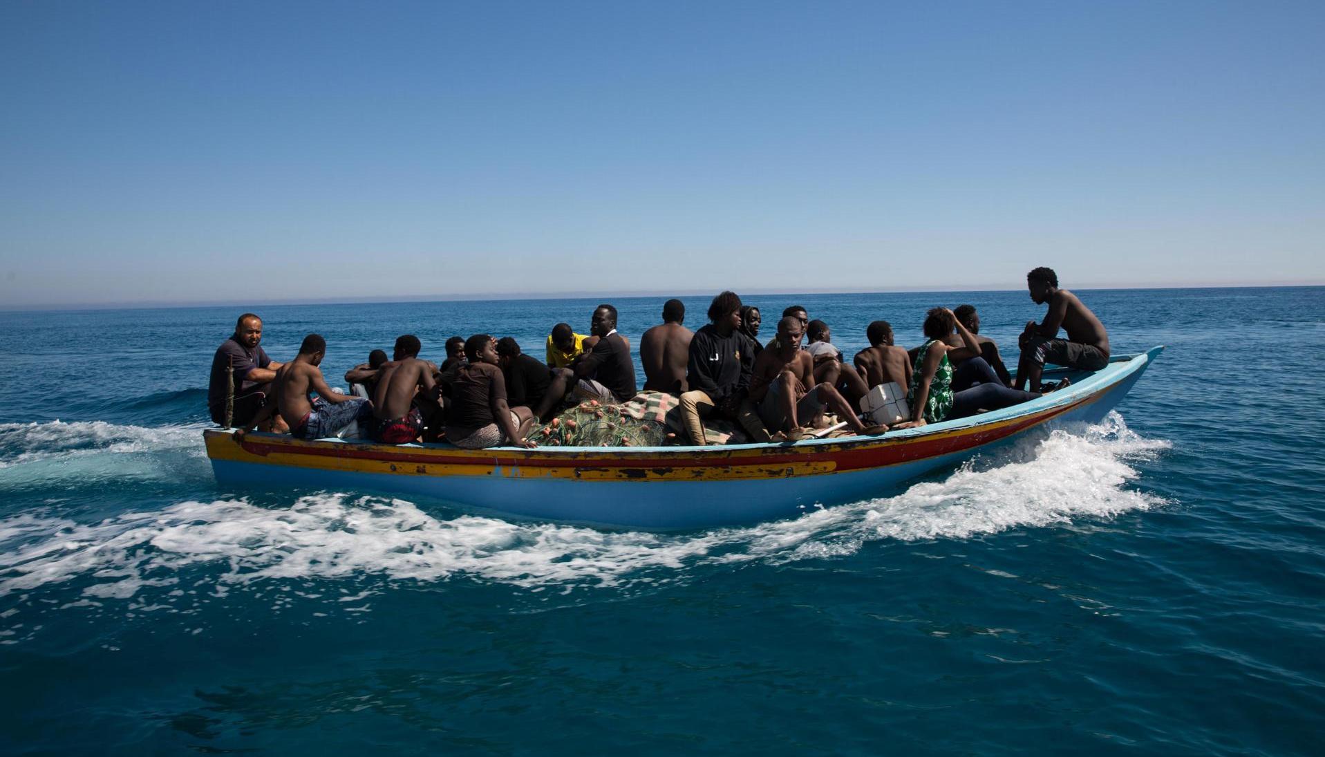 Vista de personas rescatadas tras un naufragio en costas de Libia, en una fotografía de archivo