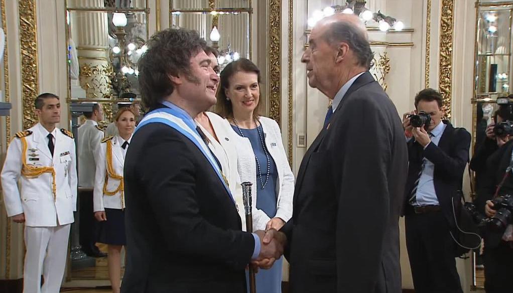 El Canciller de Colombia, Álvaro Leyva, en el saludo protocolario al nuevo presidentede Argentina, Javier Milei