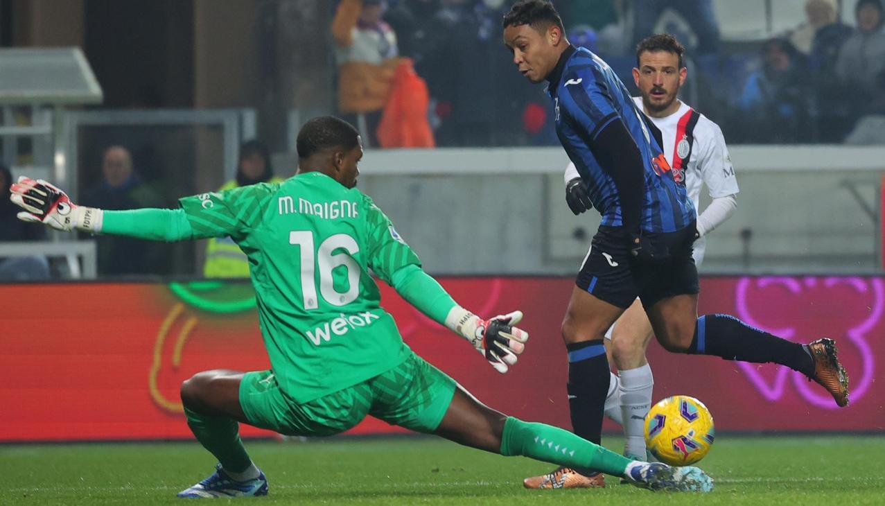 Luis Fernando Muriel con el taco que sorprendió a Mike Maignan, portero del Milan. 