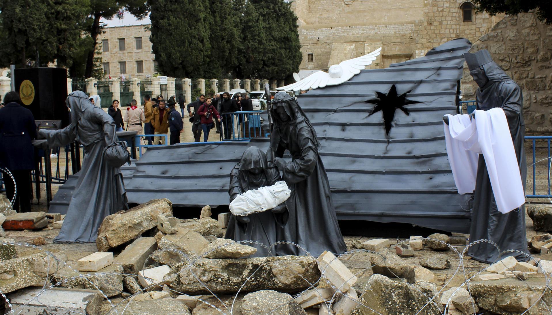 Un nacimiento entre escombros en Belén (Cisjordania ocupada), en solidaridad con los niños que mueren por los bombardeos en Gaza. 