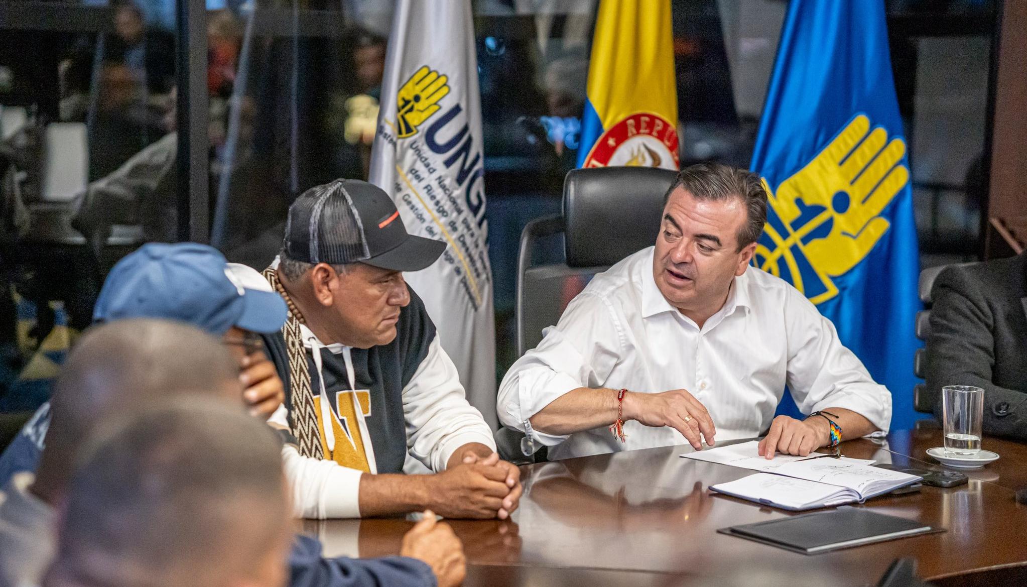 El director de la UNGRD, Olmedo López, con líderes de Achí, Bolívar