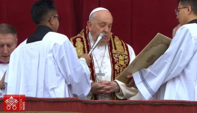 El Papa lee su mensaje de Navidad antes de la bendición 'utbi et orbi'.