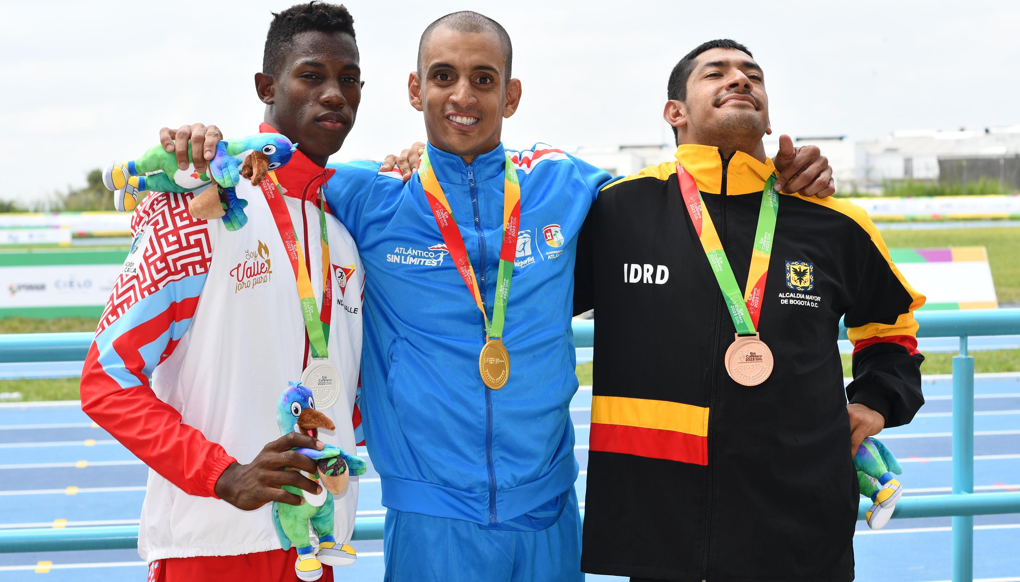 José Flórez (centro) logró el oro en el lanzamiento de la jabalina. 