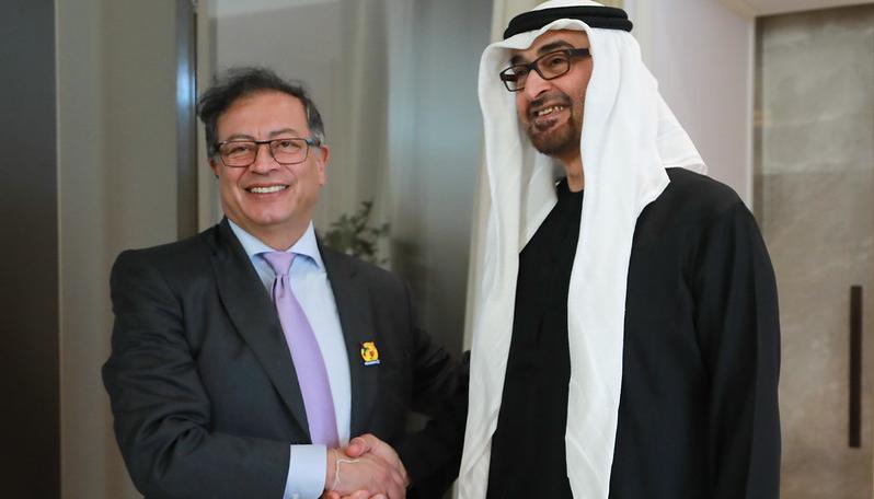 El presidente Petro se saluda con su homólogo de Emiratos Árabes, el jeque Mohamed bin Zayed Al Nahayan.