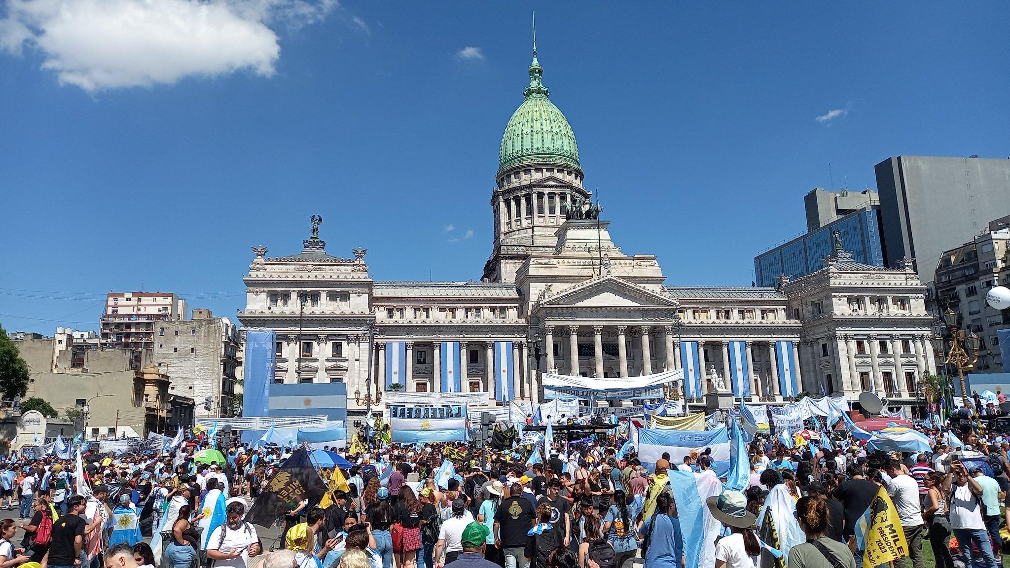 Los argentinos a la espera de la posesión del presidente Milei