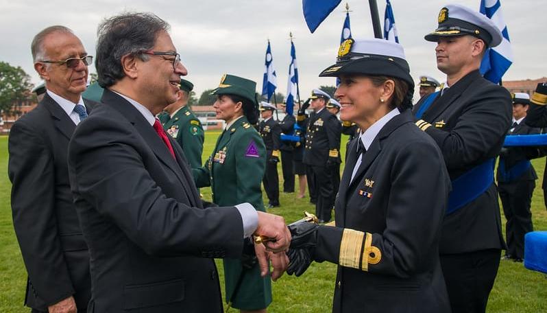 El Presidente Petro saluda a la Capitán de Navío Beatriz Elena García Restrepo