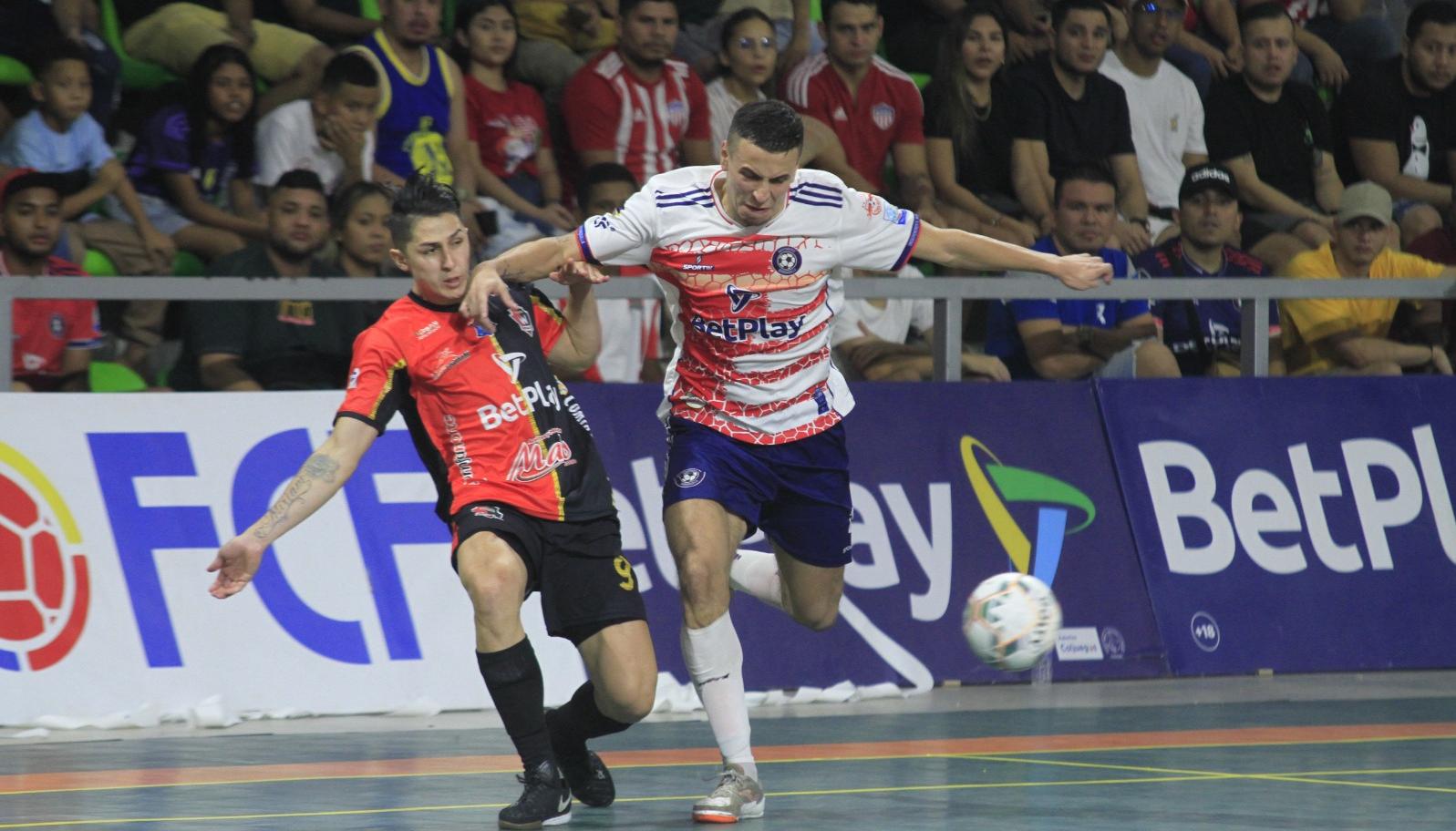 Acción del partido entre Independiente Barranquilla y Estrellas del Deporte, en el coliseo Elías Chegwin. 