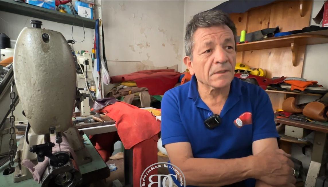 Rafael Torres en su taller, con sede en Bogotá.