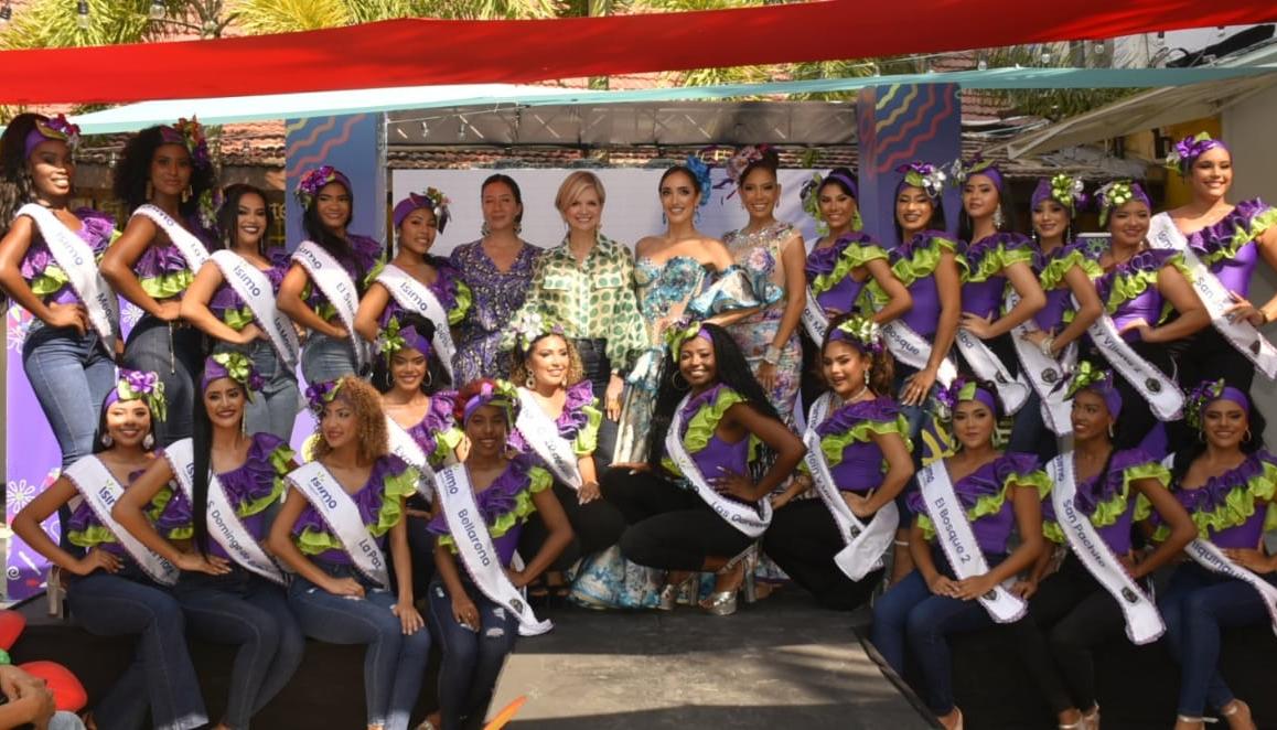 La reina Melissa Cure, la gerente de Carnaval Sandra Gómez y las reinas populares 2024.