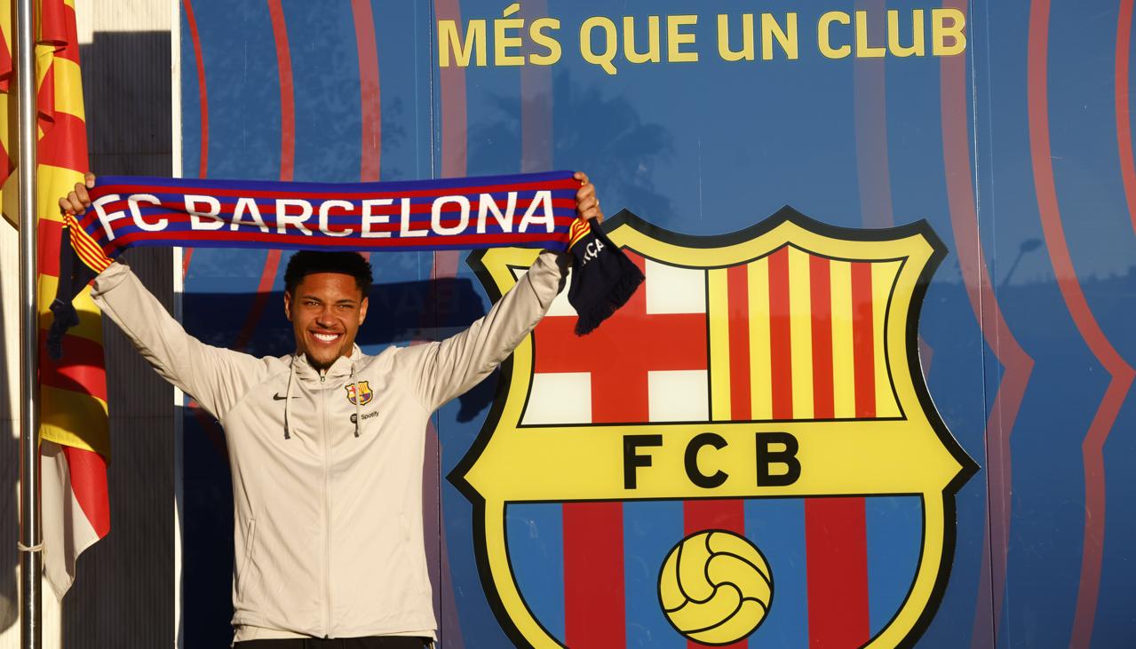 Vitor Roque posó frente al escudo de su nuevo club. 