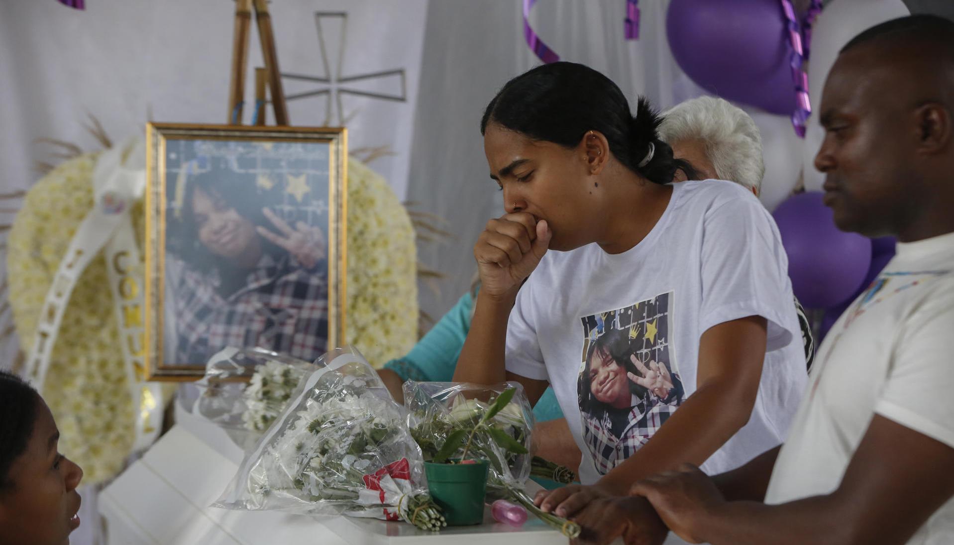 Familiares de Michel Dayana González frente a su ataúd en el polideportivo de Cali