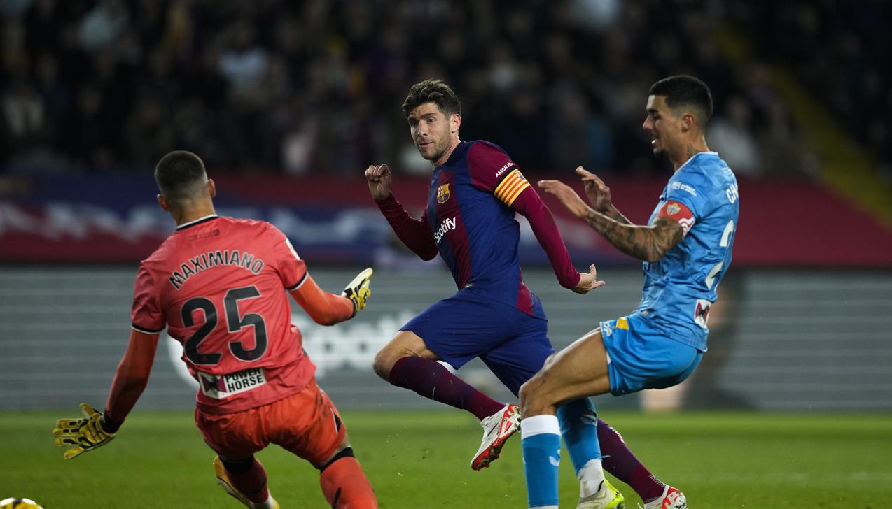 Sergi Roberto anota el gol de la victoria del Barcelona ante el Almería.