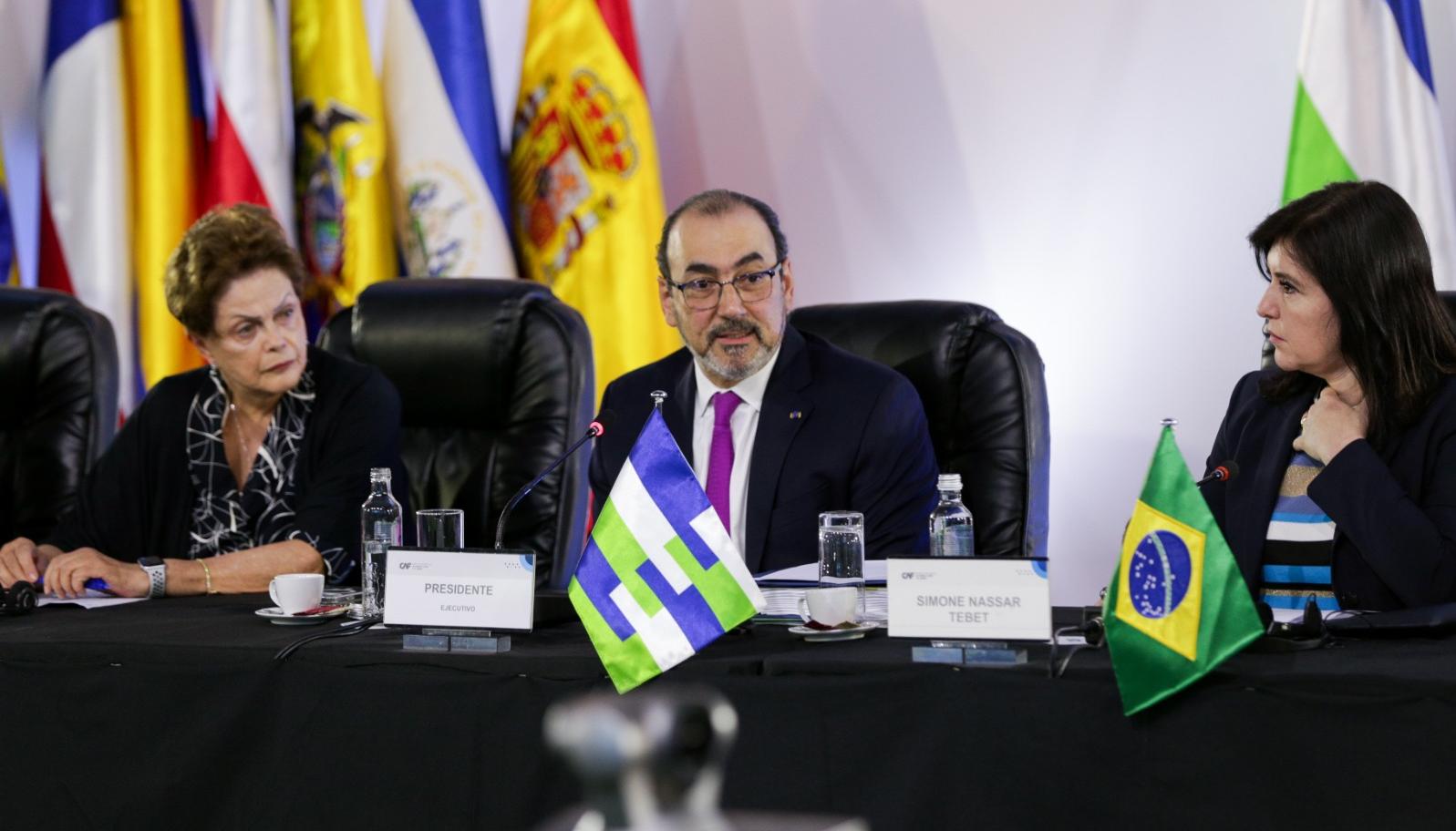 El presidente de la CAF, el samario Sergio Diaz-Granados junto a Vilma Rousseff, presidente de NDB-Int, en un encuentro este viernes en Brasil