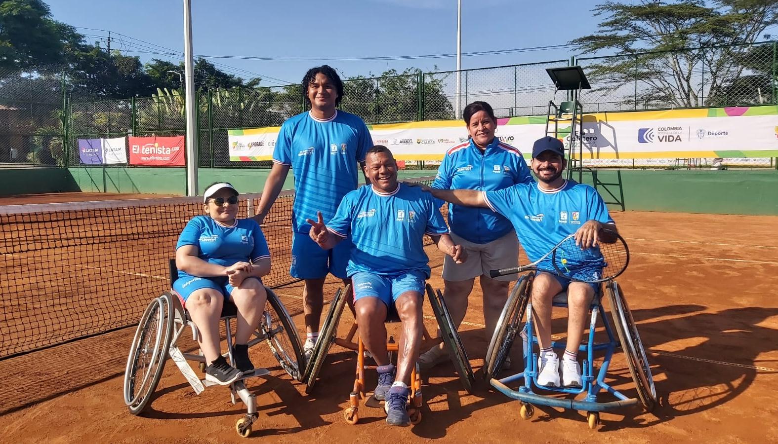 Delegación de tenis del Atlántico, encabezada por Eliécer Oquendo. 