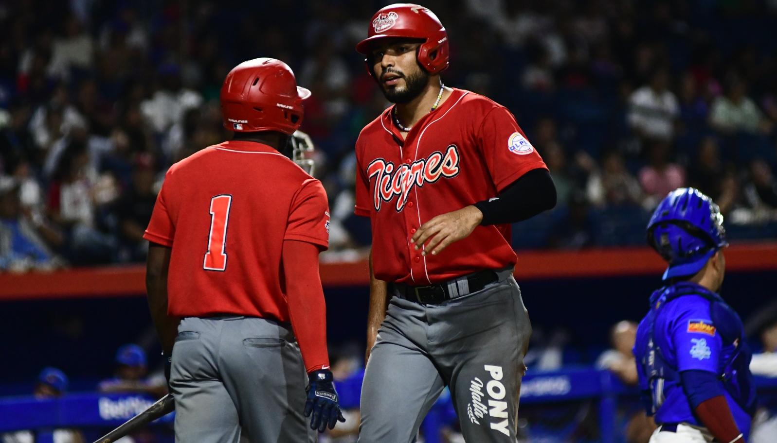 Guillermo Quintana anota la primera carrera de Tigres ante Caimanes. 