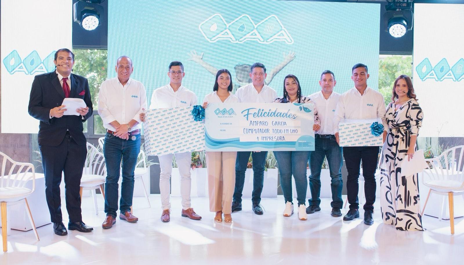 El gerente de Clientes Comerciales e Industriales de Triple A, Alberto Polifroni, con los líderes comunitarios destacados en 2023