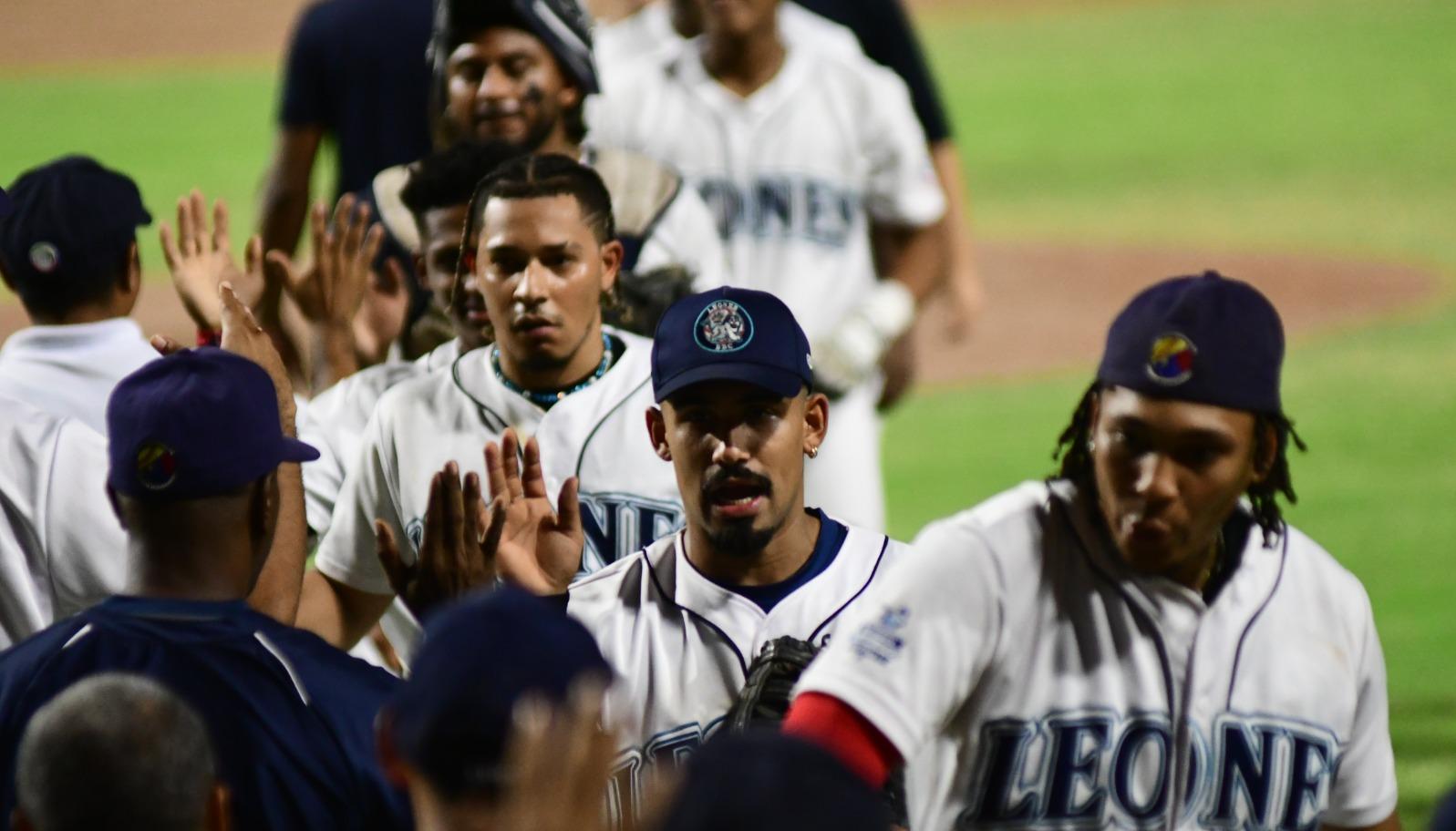 Leones ganó el primer juego y perdió el segundo ante Tigres. 