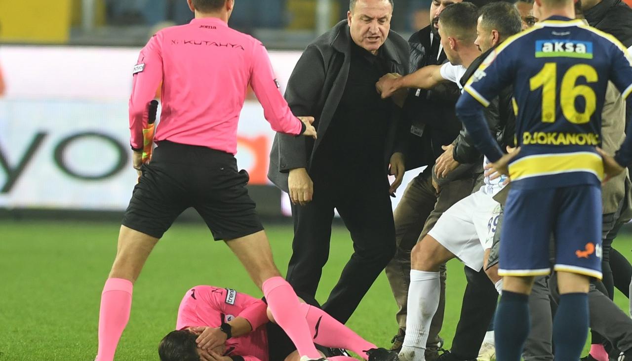 Momento en el que el árbitro Halil Umut Meler es atacado por Faruk Koca, presidente del Ankaraguçu.