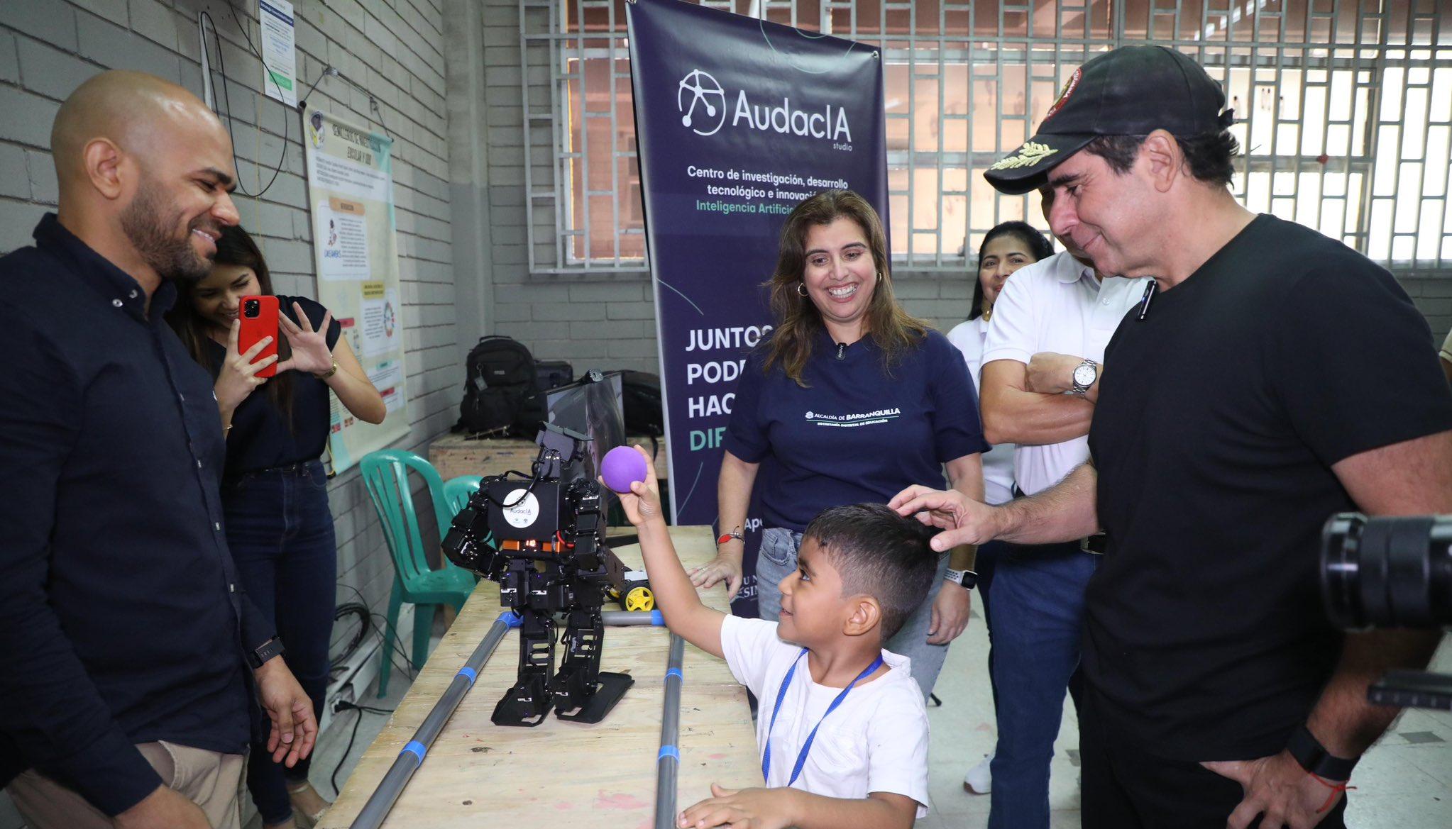 Alejandro Char en la IED Comunitaria Metropolitana.
