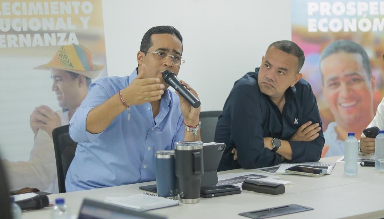Gobernador de La Guajira, Jairo Alfonso Aguilar Deluque (izquierda).