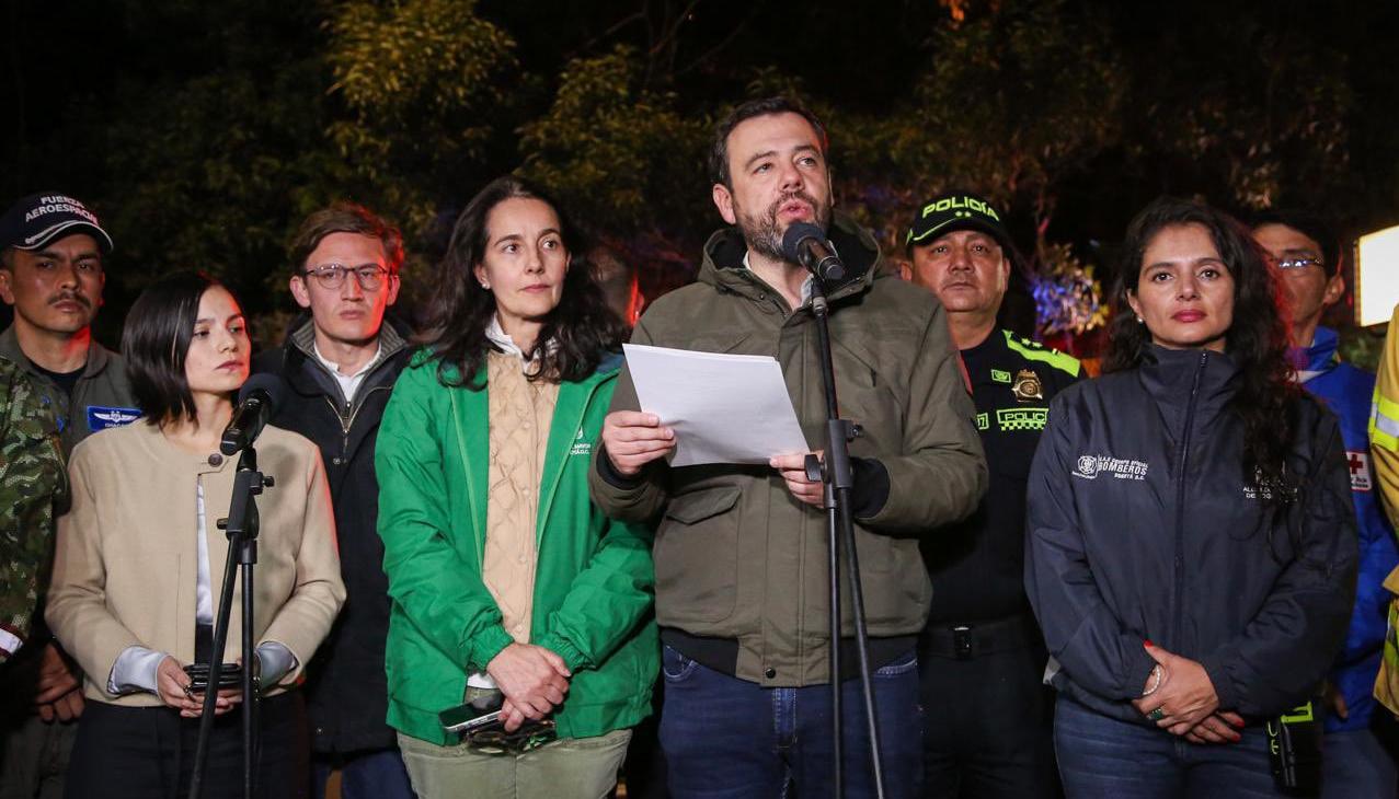 Alcalde Carlos Galán dando a conocer las medidas. 