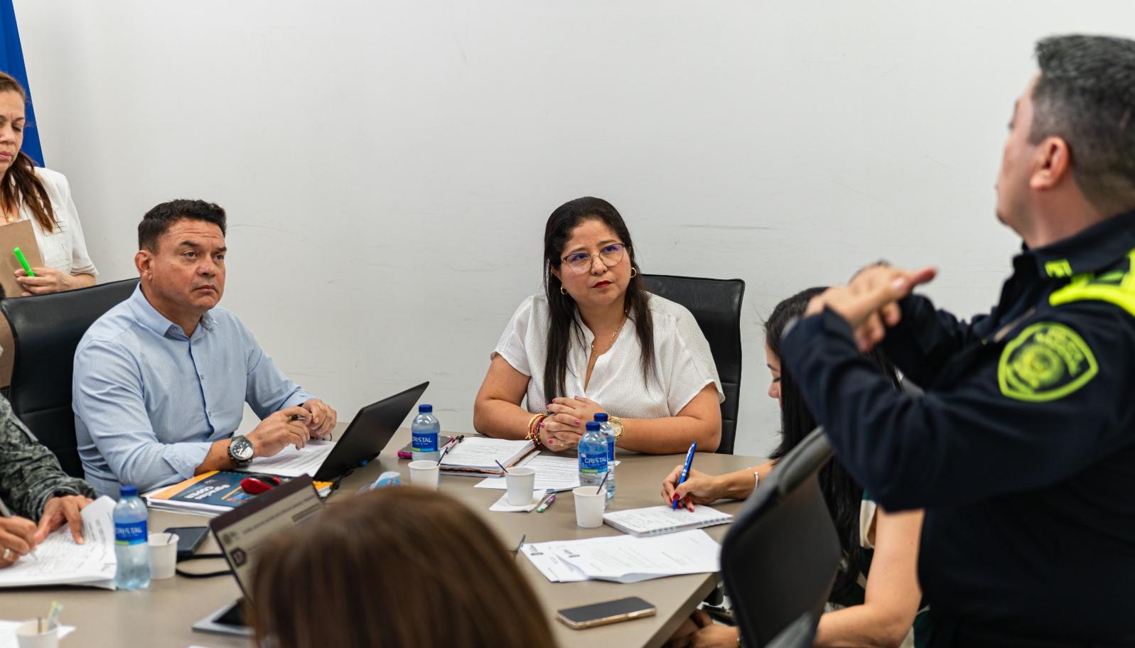 La alcaldesa Alcira Sandoval en reunión con las autoridades de Policía y Militar. 