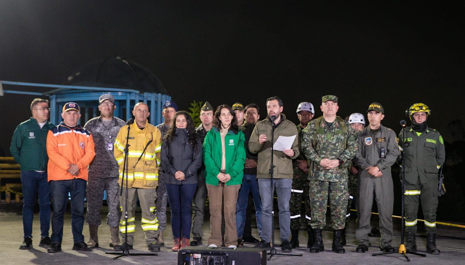 Alcalde Carlos Galán entregando balance sobre los incendios en Bogotá. 