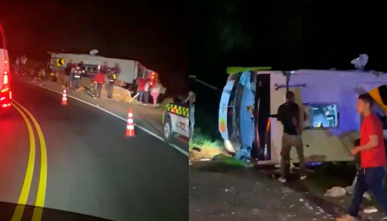 Uno de los buses volcados.