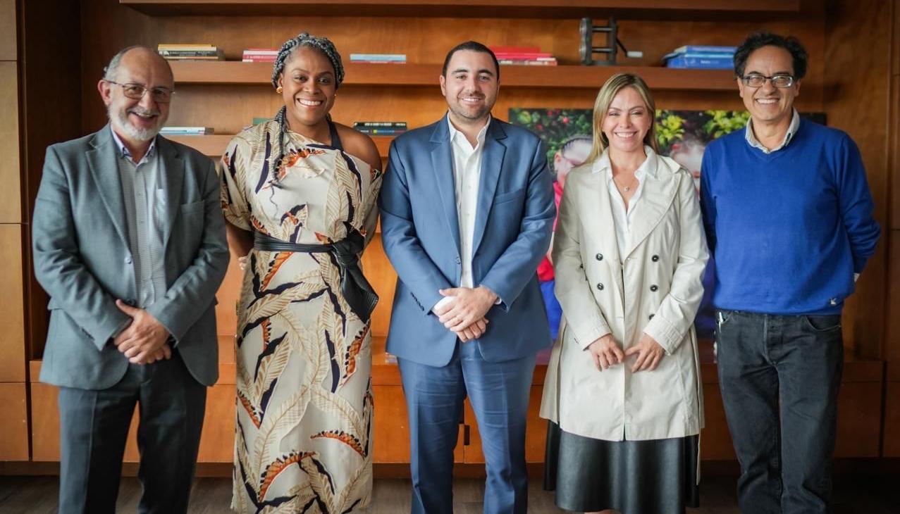 La MinEducacion, Aurora Vergara y el gobernador Yamil Arana, entre otros.