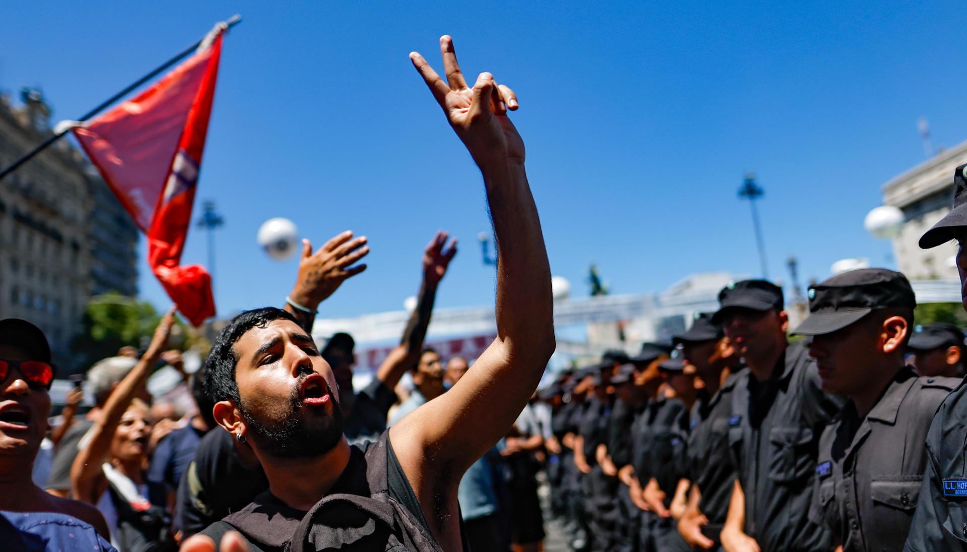 Con el lema la "patria no se vende" se pronuncian los marchantes.