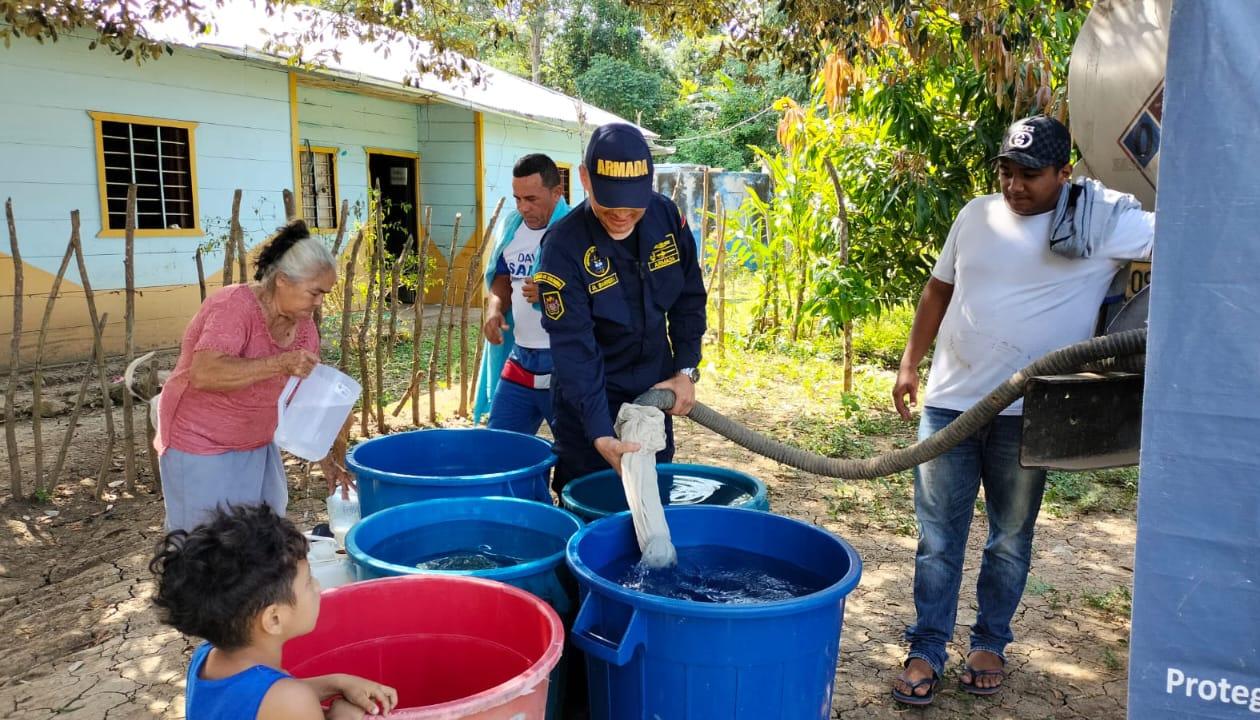 Algunas de las familias beneficiadas con el agua que les llevó la Armada