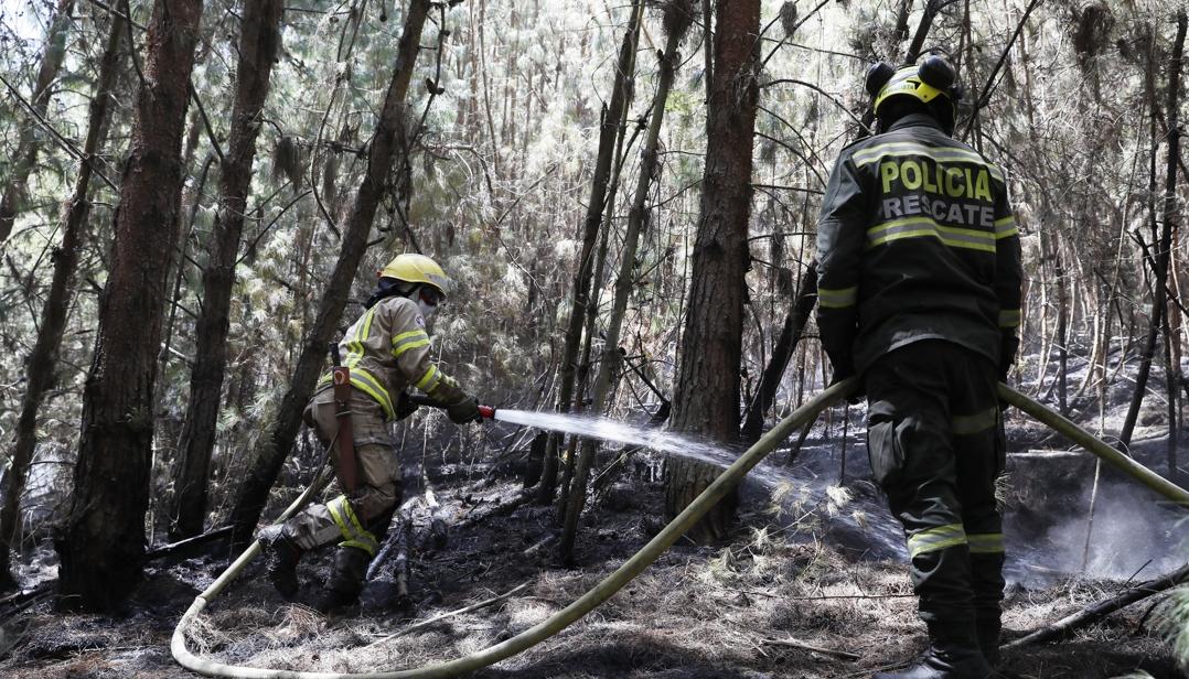 Bomberos combaten un incendio forestal en Nemocón.