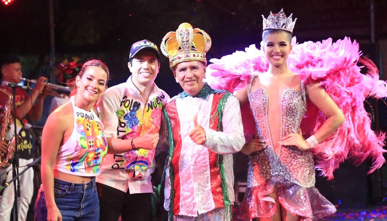 El Alcalde Oscar Avilez y la primera dama Claudia Rojas con la reina central del Carnaval de Polonuevo 2024 Zharick Freyle y el rey Momo Aniano Del Toro, tras ser coronados.