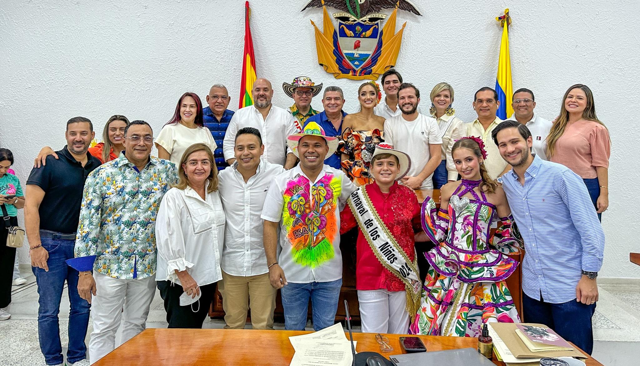 Comitiva del Carnaval de Barranquilla junto a los concejales.