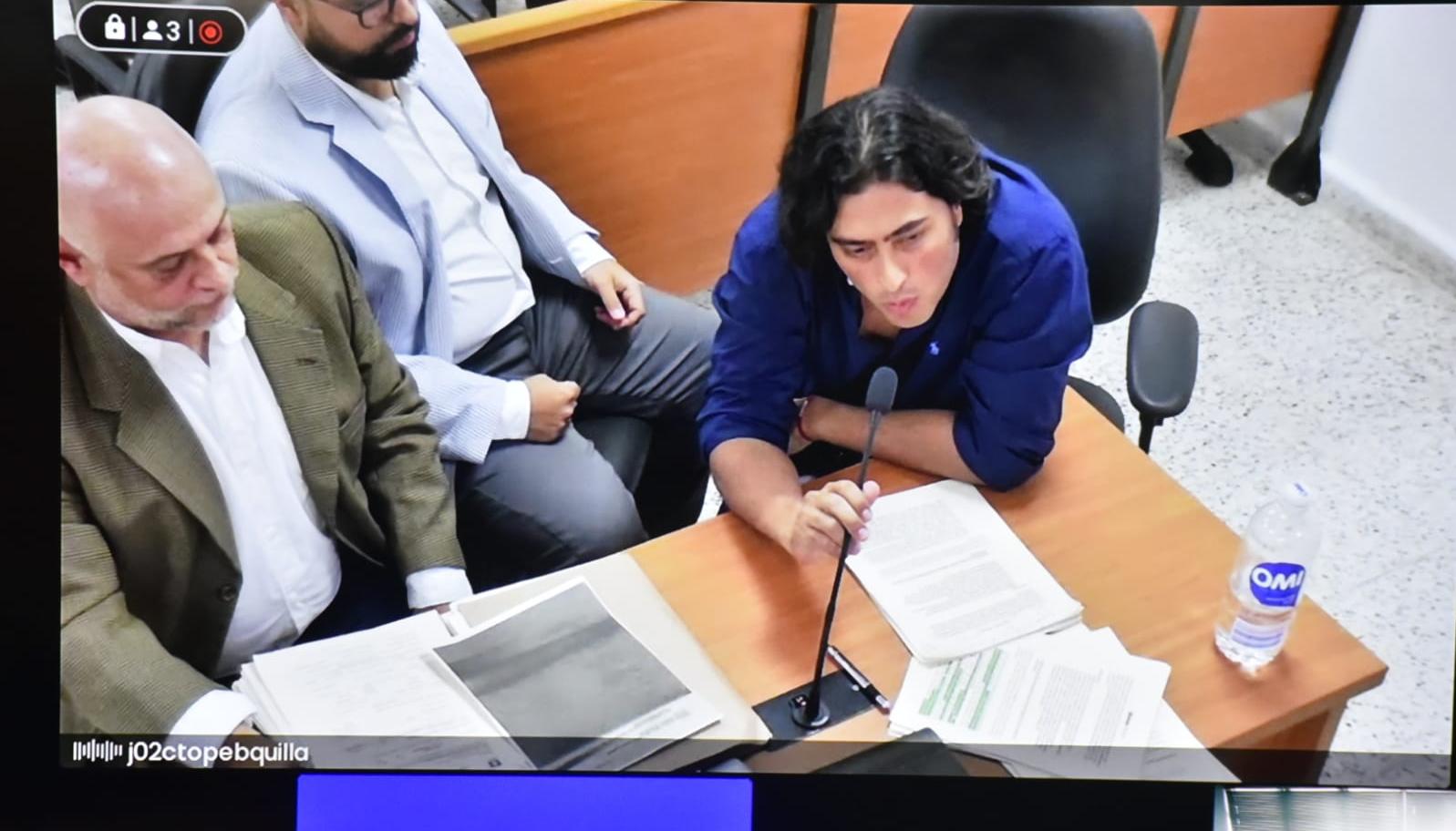 Nicolás Petro y sus abogados durante la audiencia.