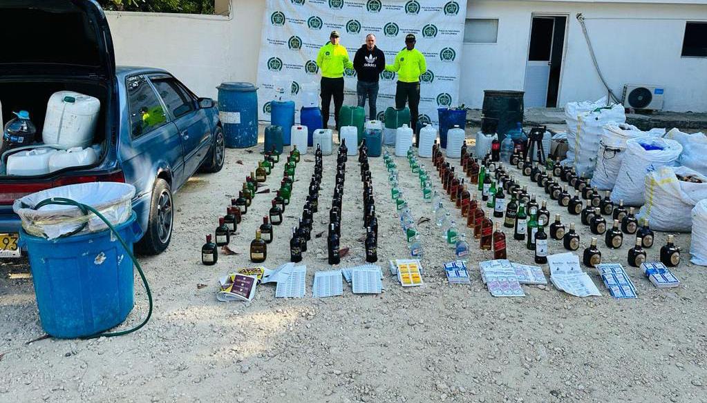 Los elementos incautados y el capturado.