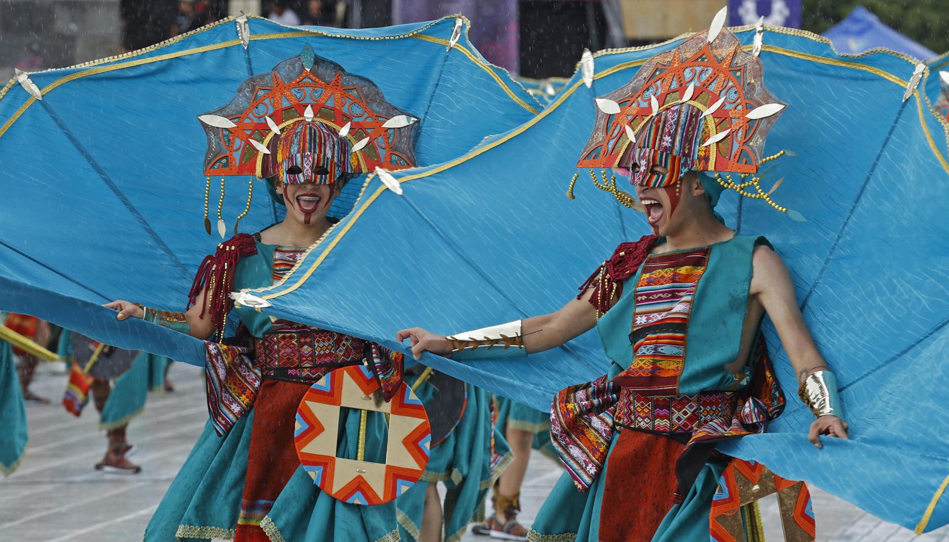 Grupo folclórico en Carnaval de Negros y Blancos.
