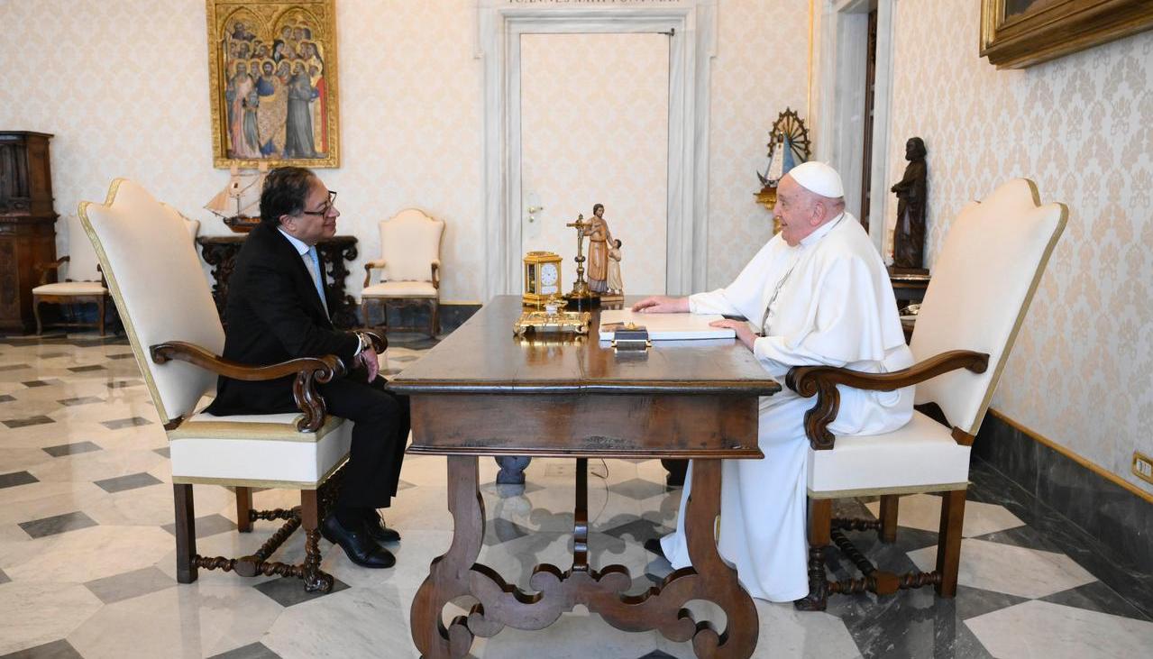 Presidente Gustavo Petro y el papa Francisco en El Vaticano. 