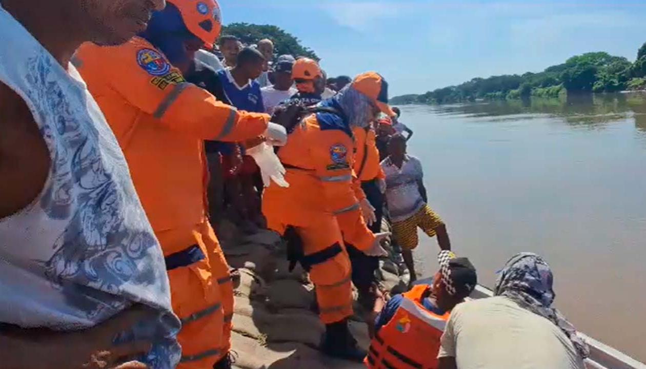 Momento en que fue sacado el cuerpo del menor del Canal del Dique. 