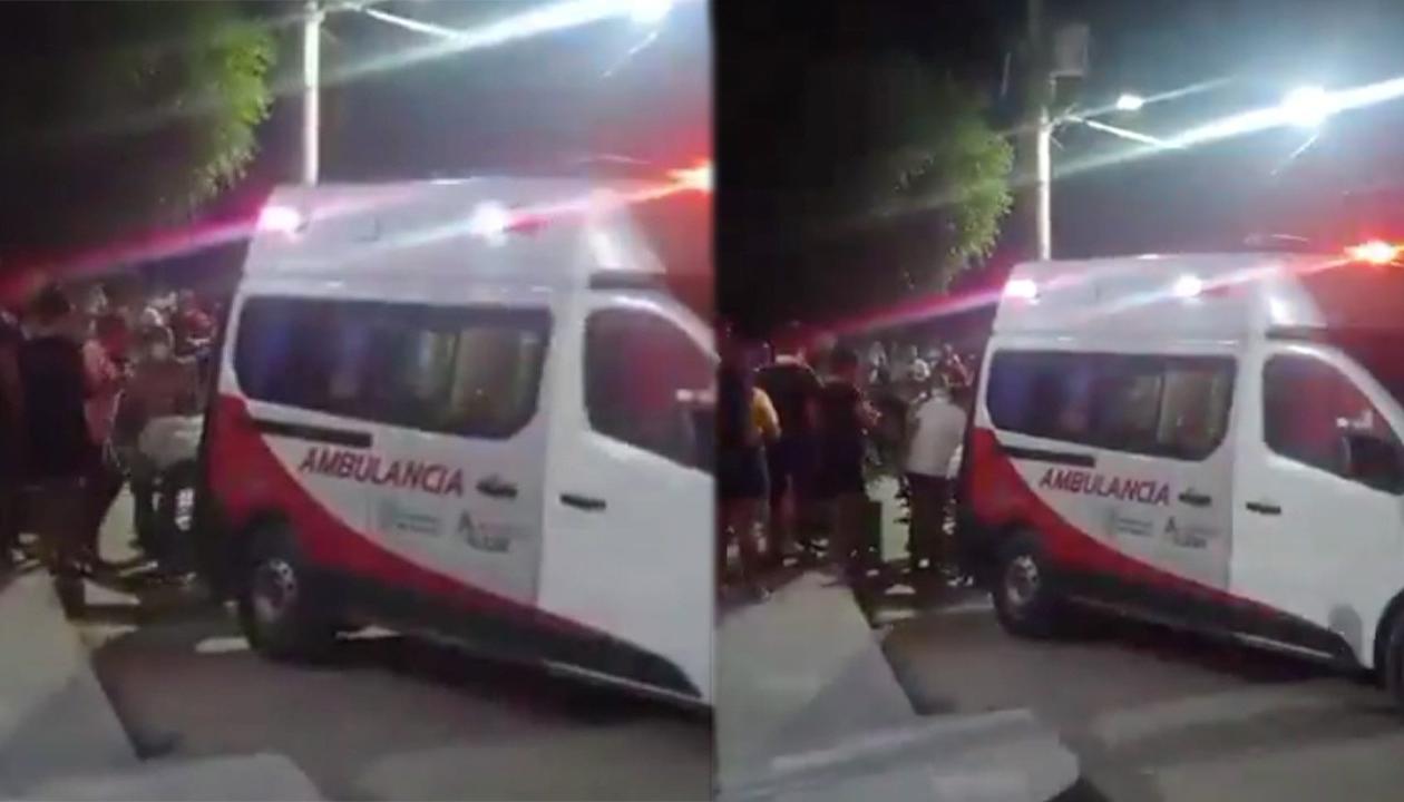 Momentos en que los heridos están siendo trasladados en ambulancia. 