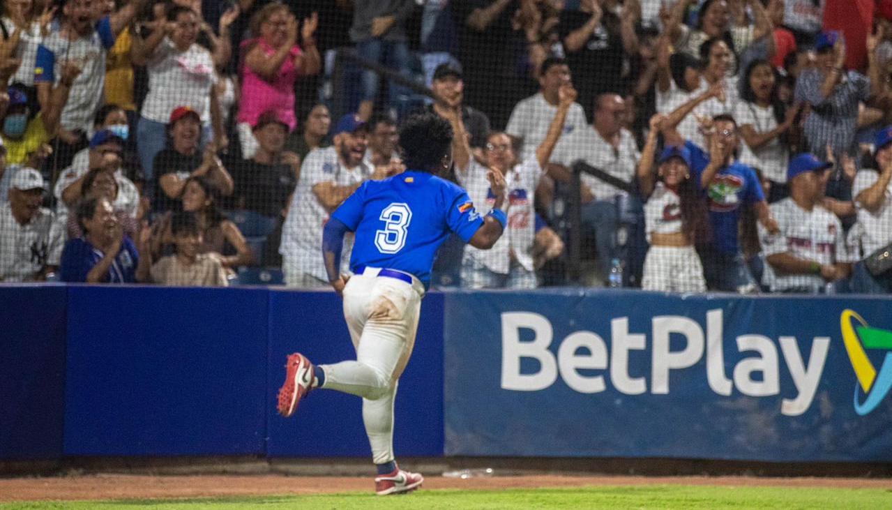 Dilson Herrera tras anotar la primera carrera de Caimanes, en el sexto episodio.