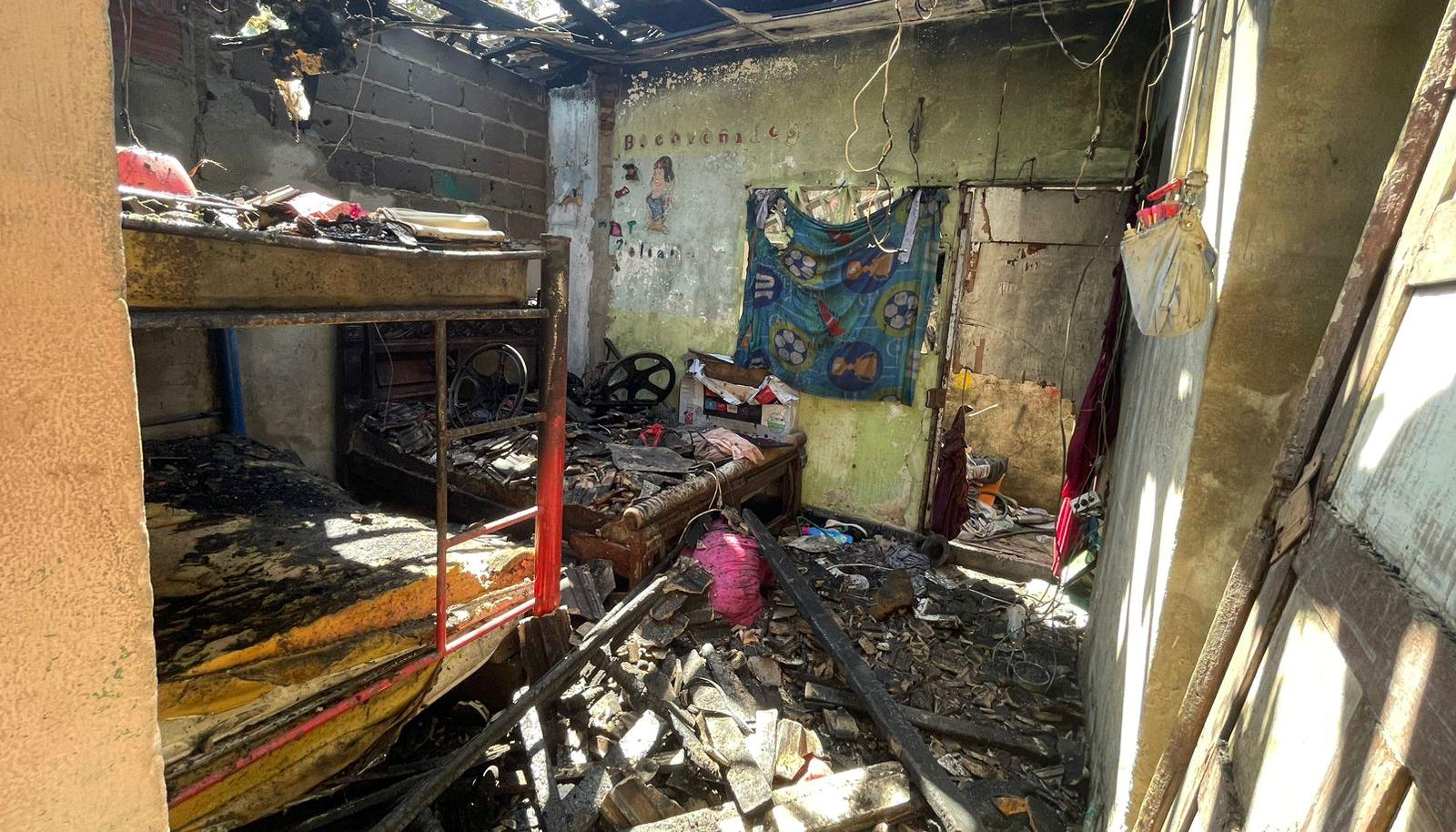 Tres viviendas resultaron incineradas. 