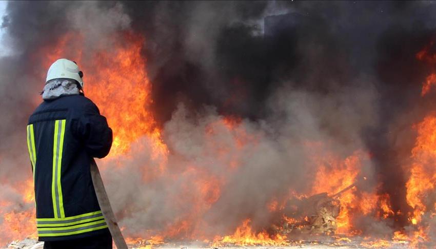 Los bomberos atendiendo un incendio en  China. 
