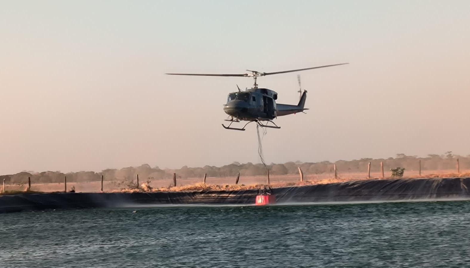 Helicóptero de la Fuerza Aérea combatiendo los incendios en la Sierra Nevada. 